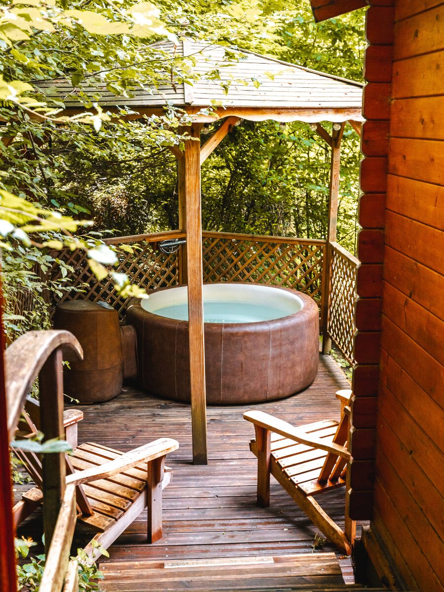 jacuzzi privatif en forêt, dans une cabane dans les bois près de paris