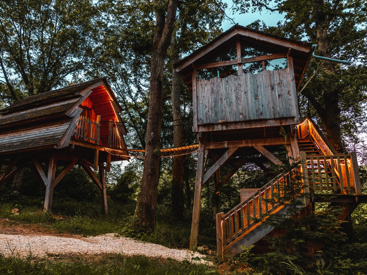 cabane dans les arbres illuminée de nuit, près de paris