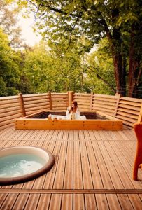 retraite bien-être dans une cabane perchée avec jacuzzi