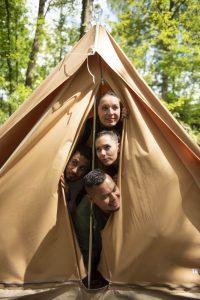 aventuriers sous la tente en forêt