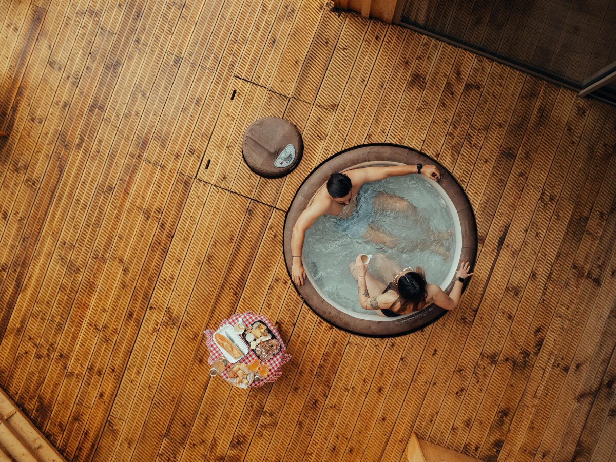 détente dans une cabane dans les arbres avec jacuzzi en Picardie