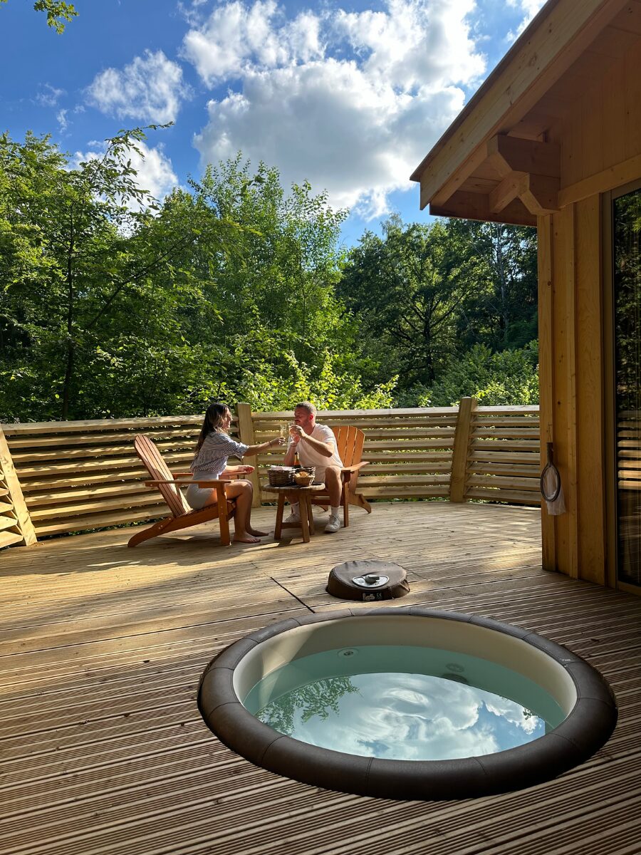 en amoureux dans une cabane avec jacuzzi