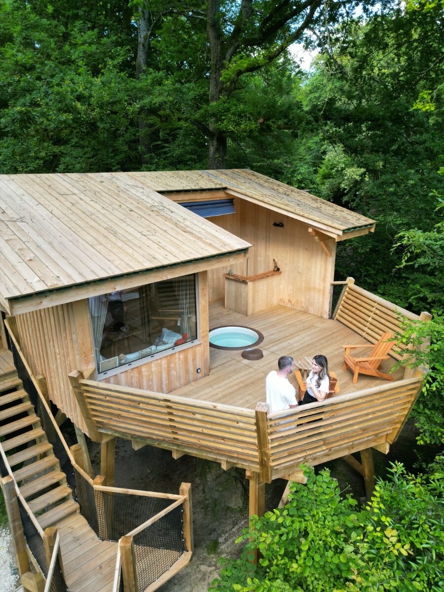 Cabane du Bonheur, vue sur la terrasse avec spa