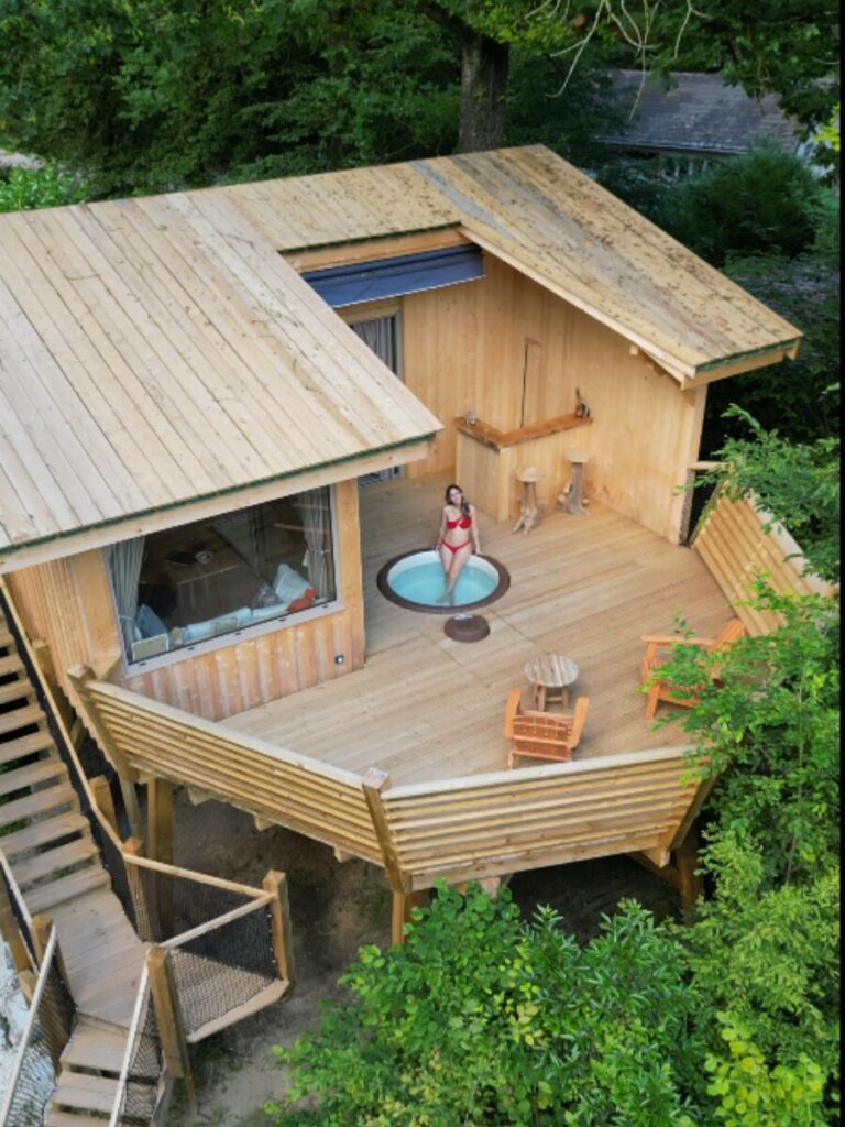 Cabane du Bonheur, vue sur la terrasse avec spa