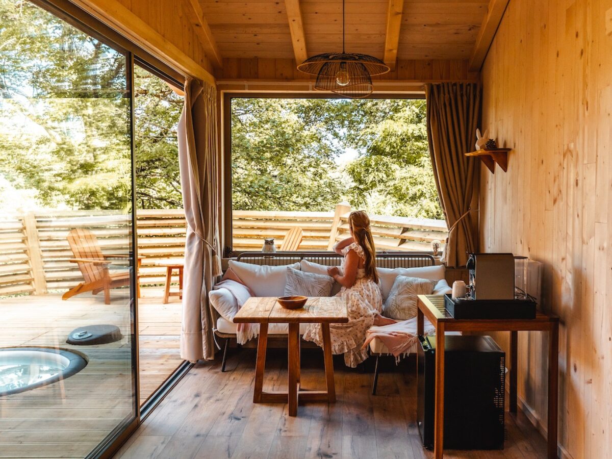 Relaxation dans le salon de la cabane du Bonheur