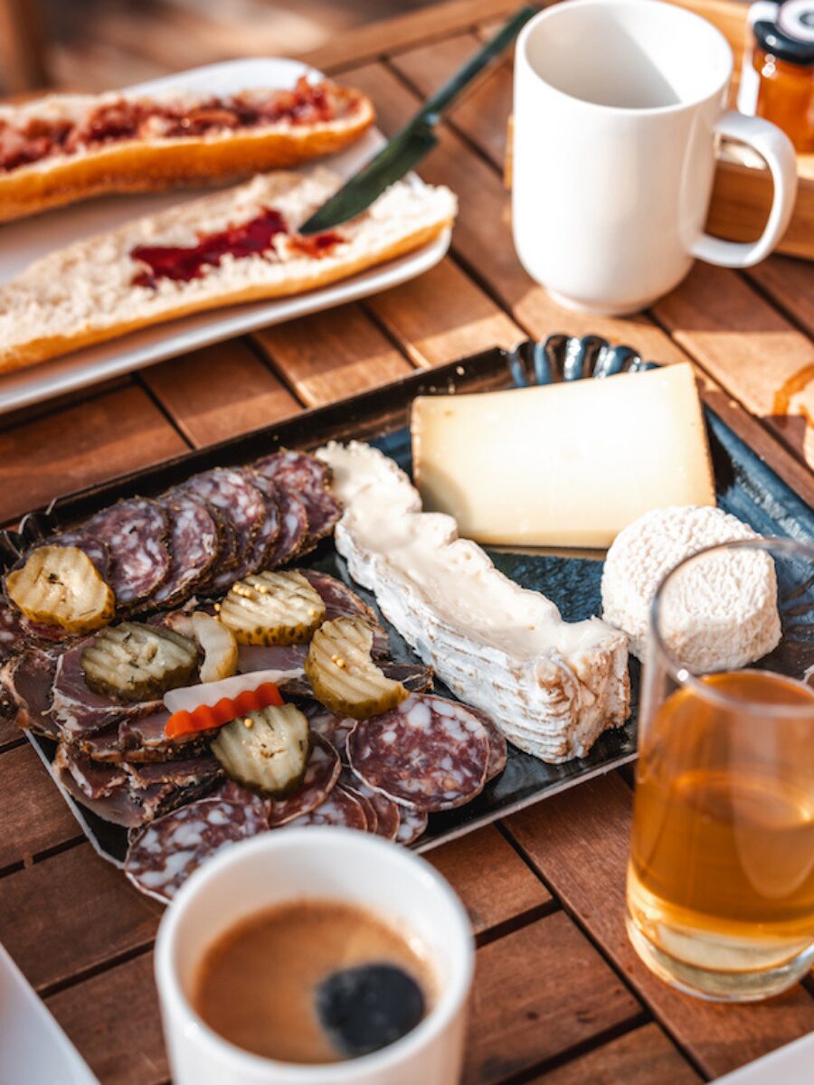 brunch dans une cabane dans les arbres