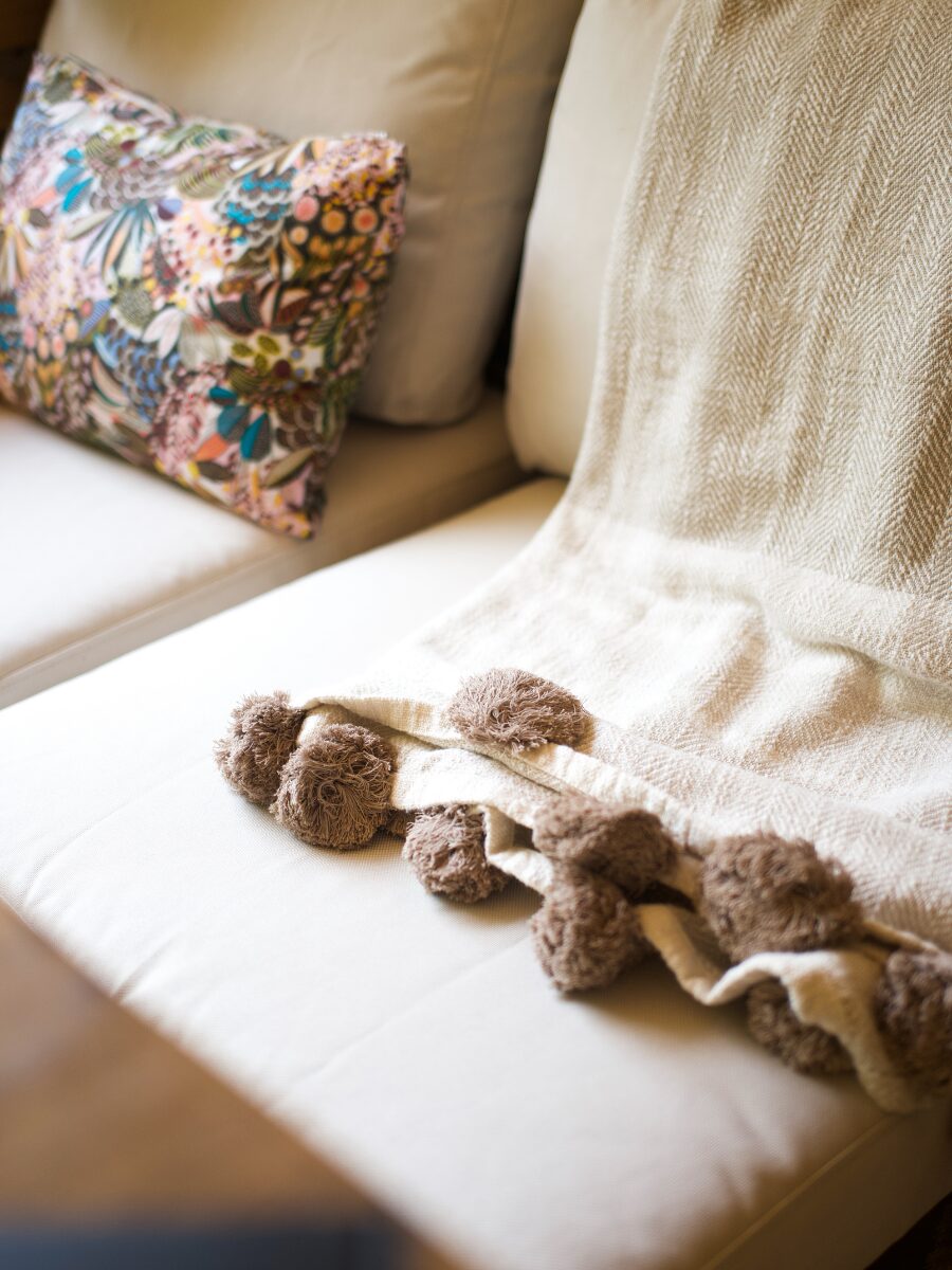 plaid dans une cabane dans les arbres