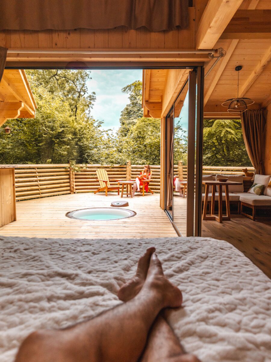 détente dans une cabane dans les arbres avec jacuzzi en Picardie