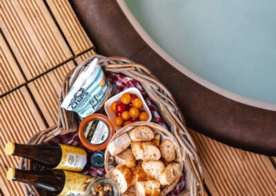 jacuzzi et apéro dans une cabane dans les arbres