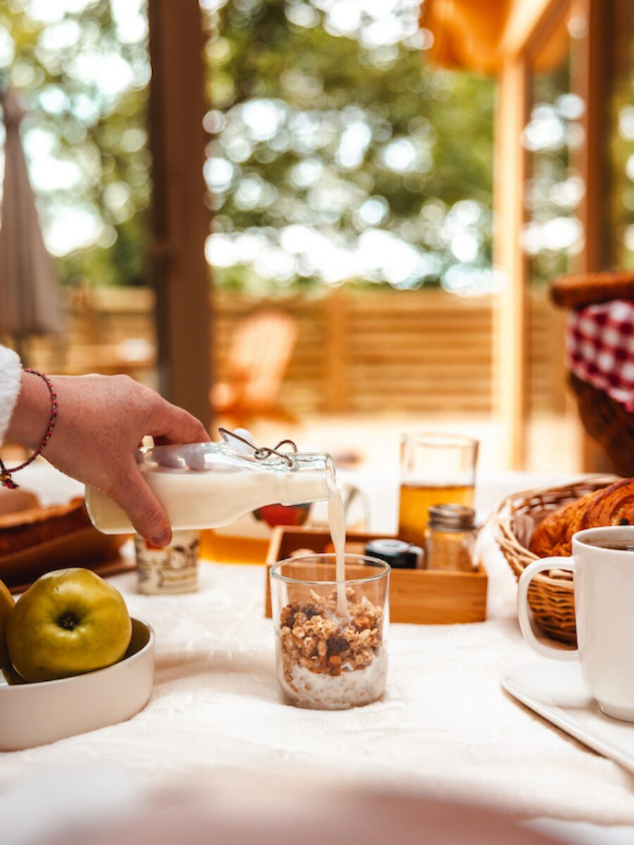 petit déjeuner dans une cabane dans les arbres