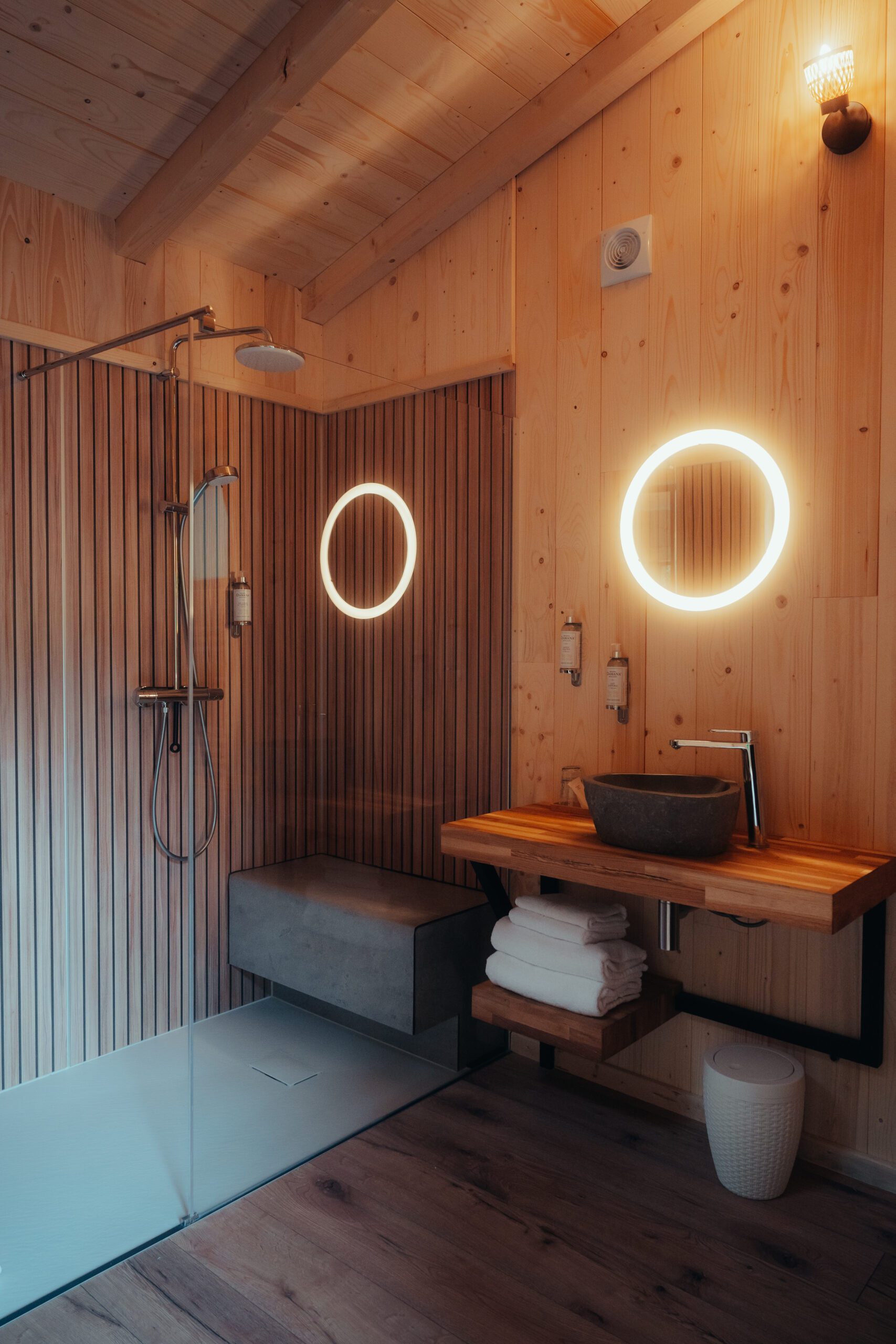 couple profitant du jacuzzi dans une cabane dans les arbres haut-de-gamme près de Paris dans l'Oise