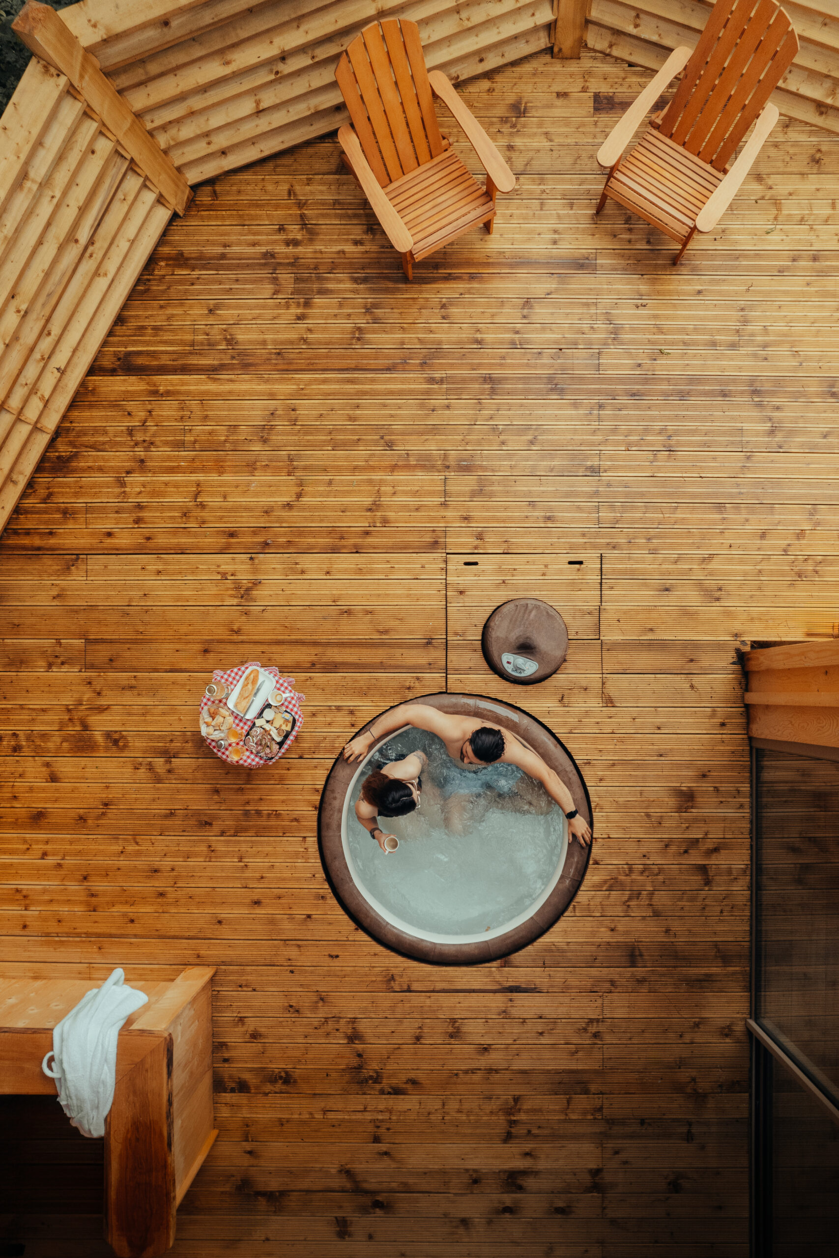 couple profitant du jacuzzi dans une cabane dans les arbres haut-de-gamme près de Paris dans l'Oise