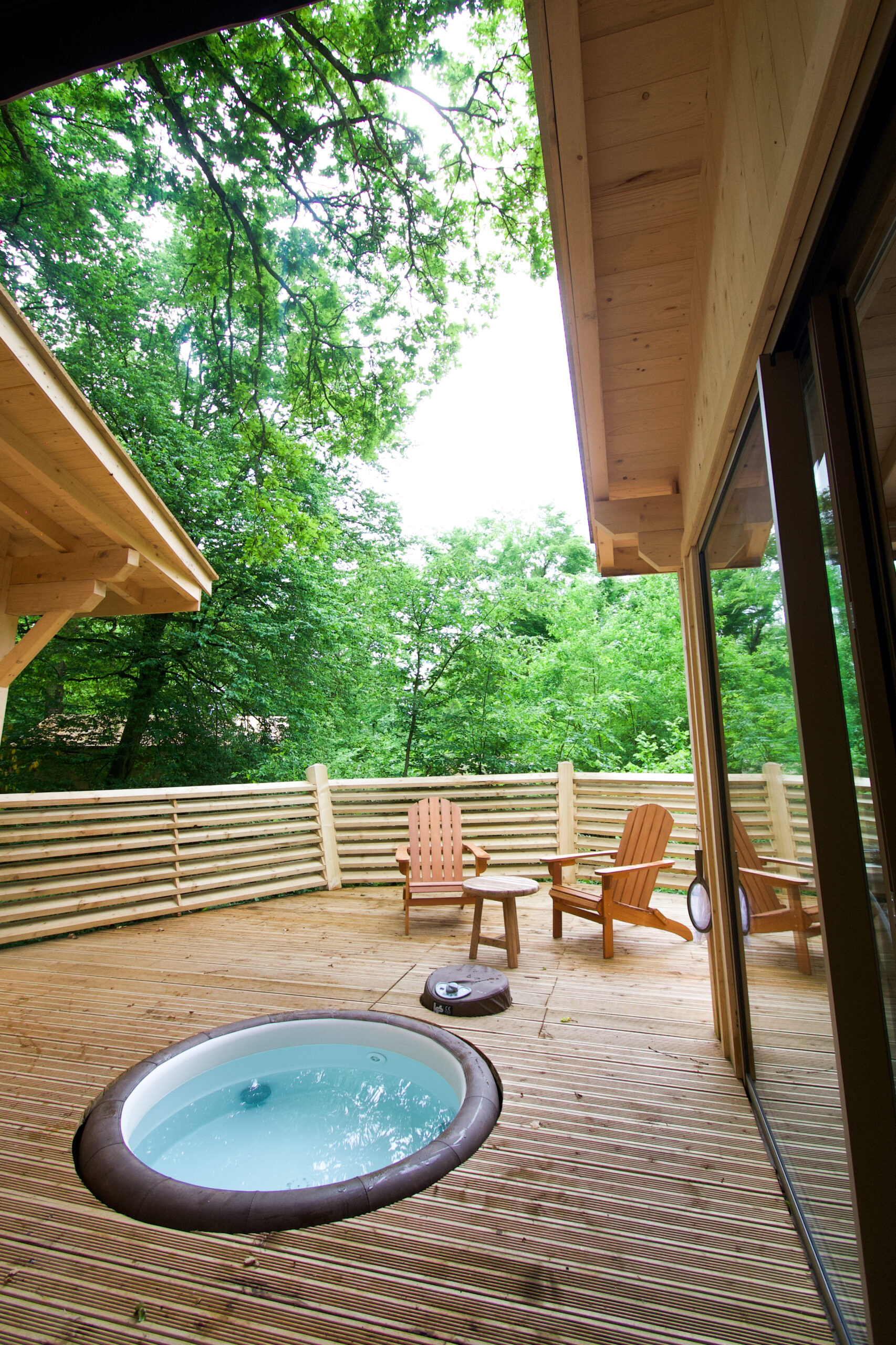 couple profitant du jacuzzi dans une cabane dans les arbres haut-de-gamme près de Paris dans l'Oise