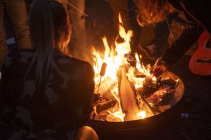 feu de camp entre copines lors d'un EVJF près de Paris