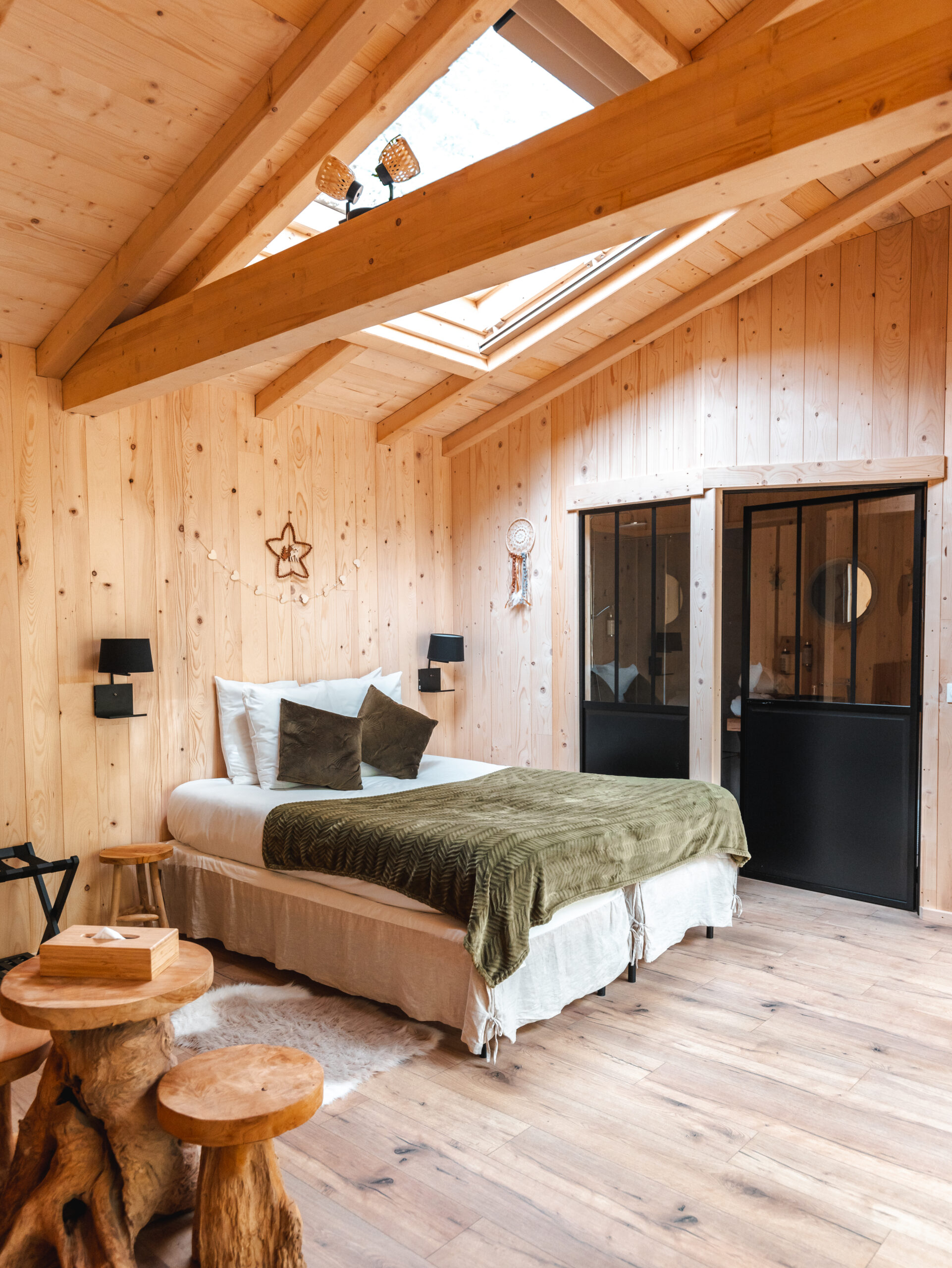 couple profitant du jacuzzi dans une cabane dans les arbres haut-de-gamme près de Paris dans l'Oise