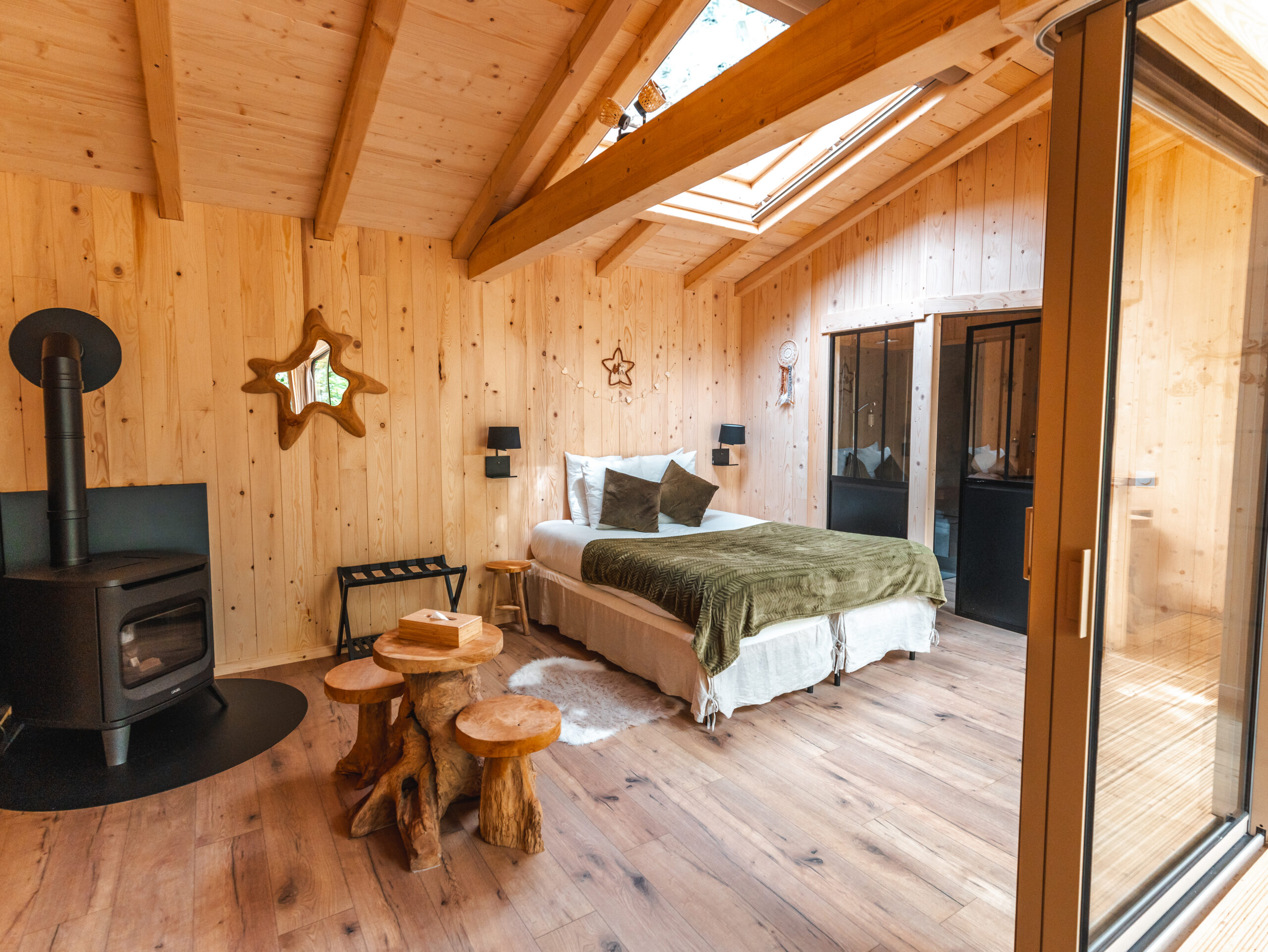 couple profitant du jacuzzi dans une cabane dans les arbres haut-de-gamme près de Paris dans l'Oise