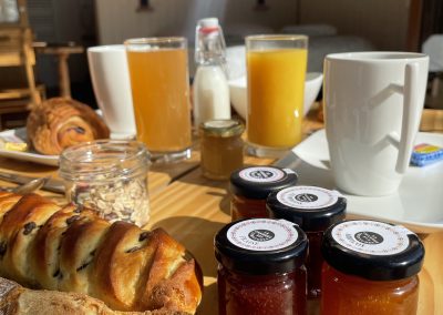 Petit-déjeuner sur la terrasse