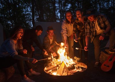 BBQ en forêt entre amis