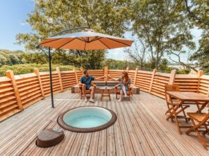 On écoute la playlist des vacances les pieds dans l'eau.