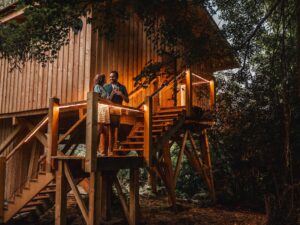 Couple se tenant dans l'escalier de la cabane