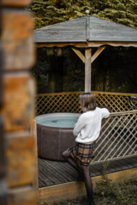 Femme se tenant devant le jacuzzi