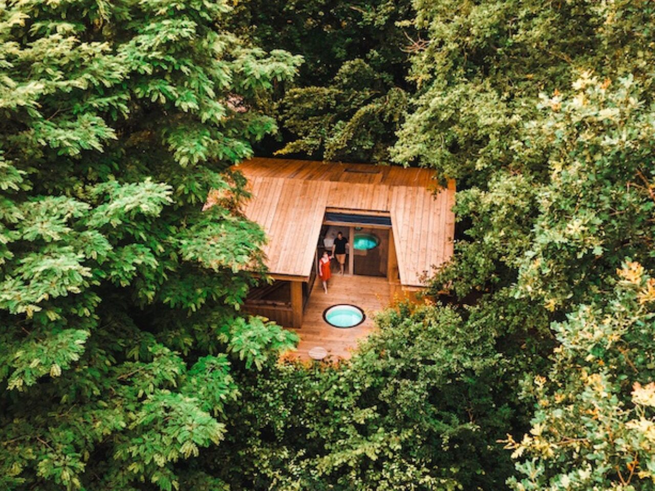 le luxe d'un séjour d'une cabane dans les bois avec jacuzzi. parfait pour un week-end en amoureux près de Paris