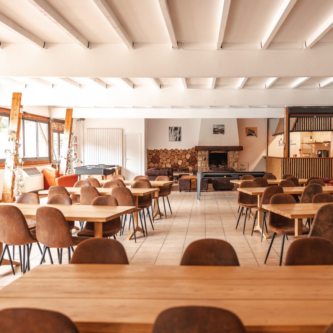 salle avec cheminée pour les séminaires d'entreprise, proche de paris, à la campagne