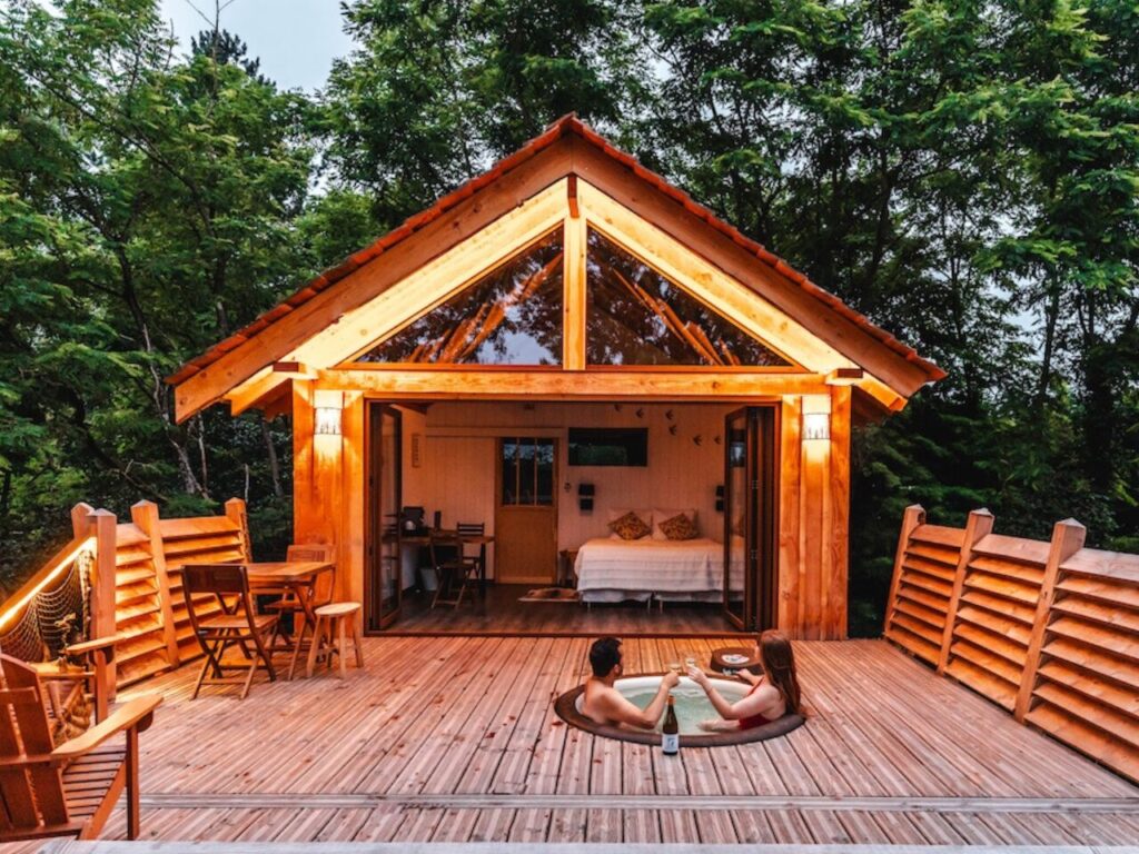 Cabane spa perchée pour les amoureux. nuit insolite près de Paris