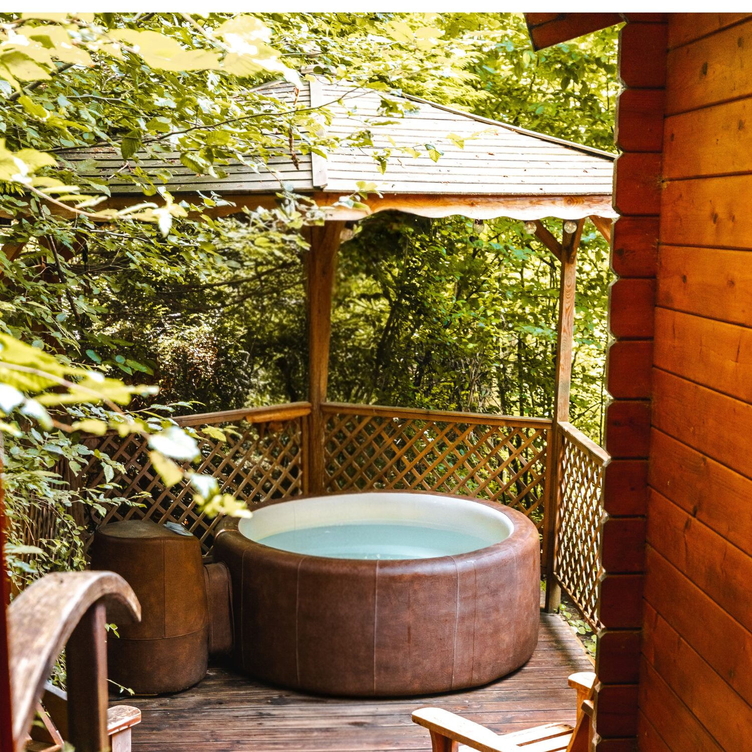jacuzzi de la cabane dans les bois des Cinq Sens , au Bois de Rosoy, près de paris