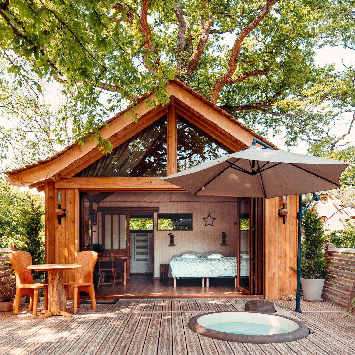 Cabane dans les arbres avec spa privatif pour un séjour insolite en amoureux