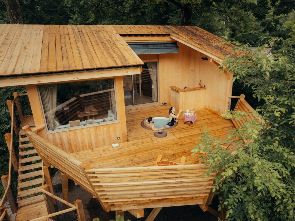 couple profitant du jacuzzi dans une cabane dans les arbres haut-de-gamme près de Paris dans l'Oise