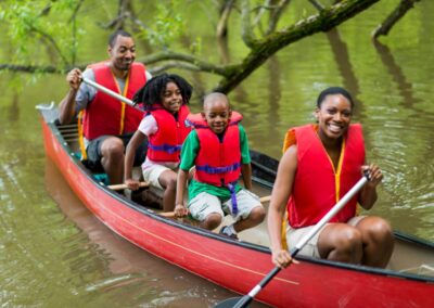 canoë en famille, une activité dans la nature près de Paris et des cabanes du Bois de Rosoy